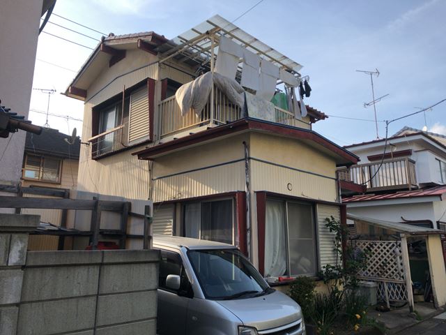 埼玉県三郷市高州の木造2階建て家屋解体工事前の様子です。